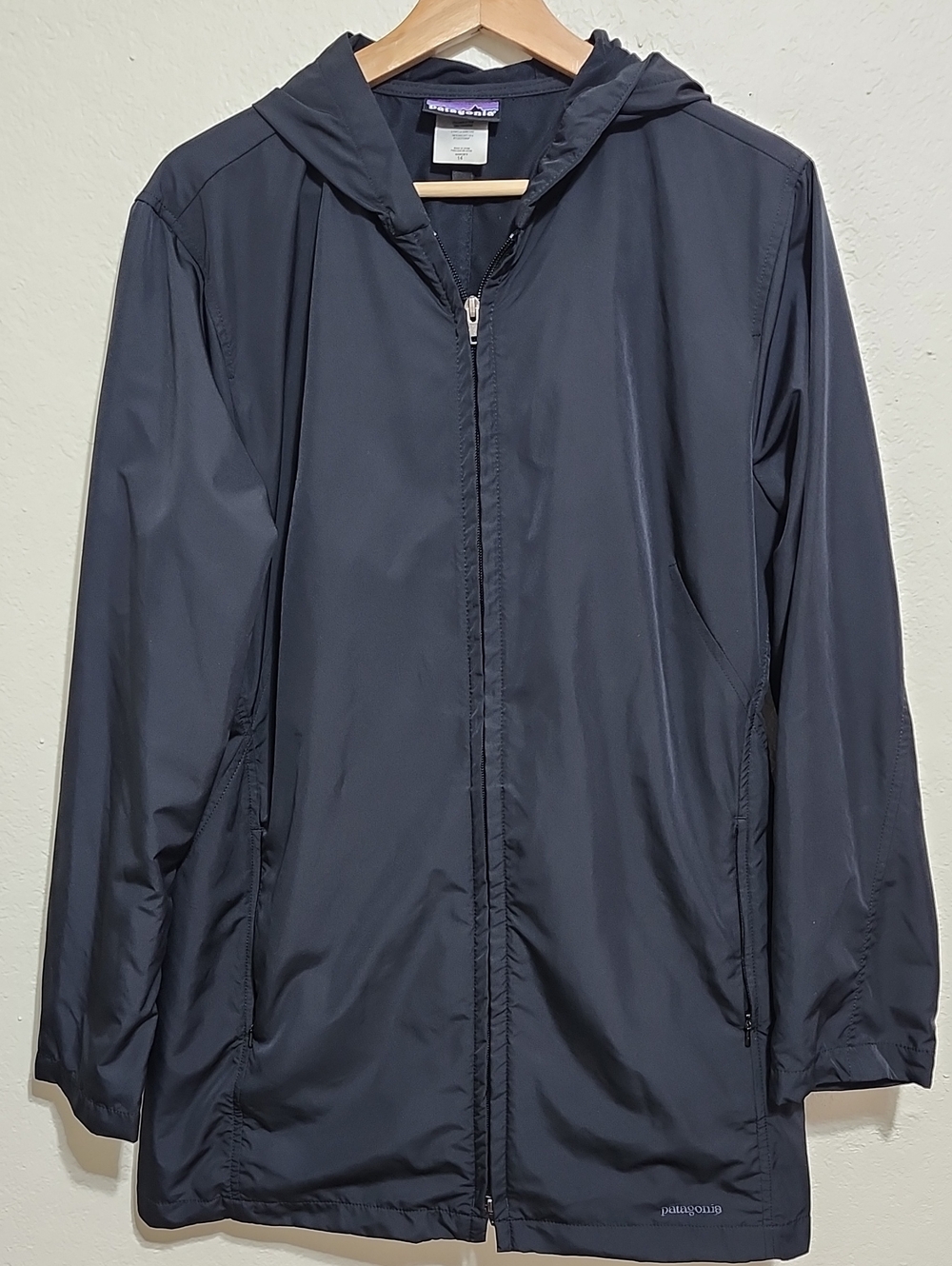 Patagonia Women's Black Hooded Windbreaker Jacket Sz XL (14) - EUC Gorpcore